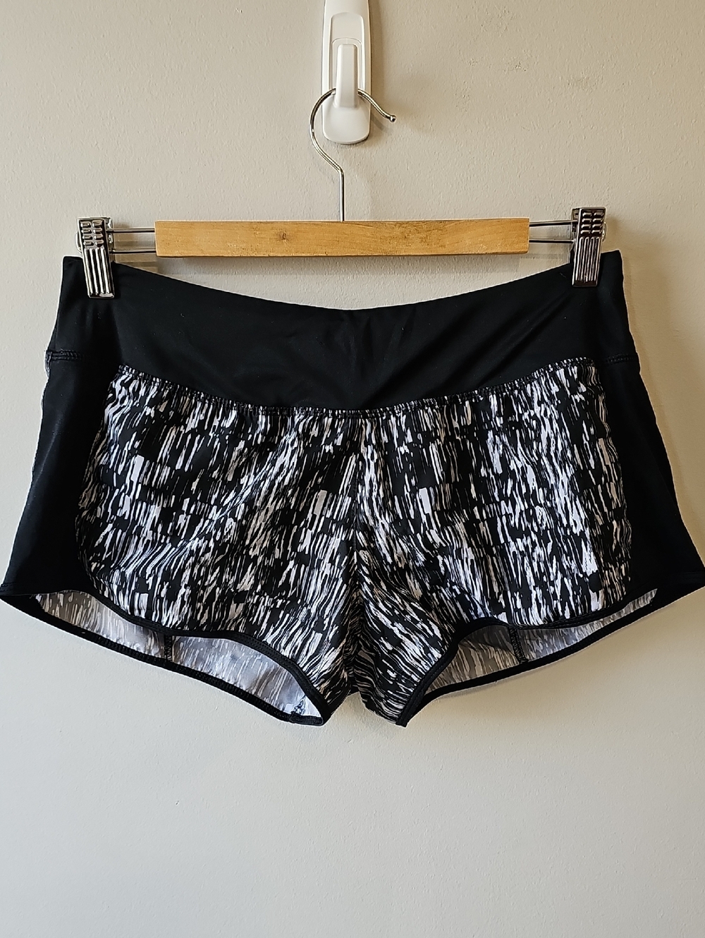Nike Medium Linered Black & White Patterned Athletic Shorts
